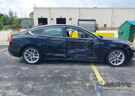 2024 Audi A5 Premium Plus 45 z USA, uszkodzony, nr VIN WAUFACF52RA010142